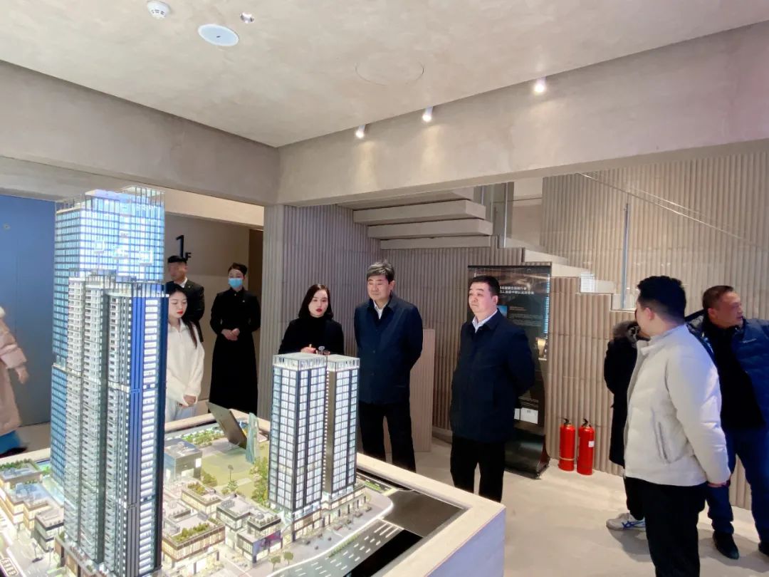 武汉市城乡建设局领导莅临远洋集团华中项目远洋长江樽考察调研-2.jpg