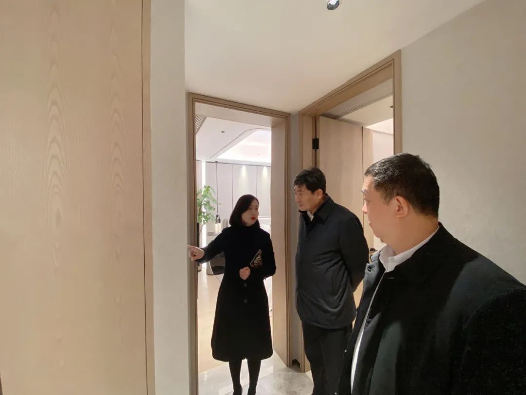 武汉市城乡建设局领导莅临远洋集团华中项目远洋长江樽考察调研-5.jpg